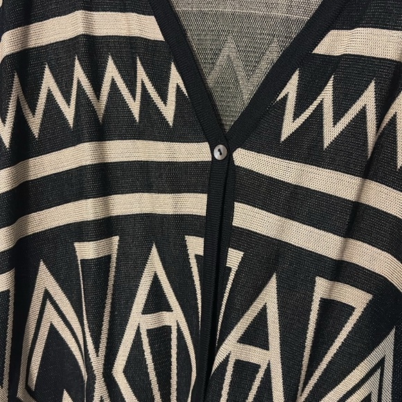 Molly Bracken Aztec Design Sweater/Poncho Style - One Size-Looks to fit XL or 2X - Picture 6 of 9